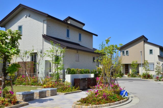 植物に囲まれた家