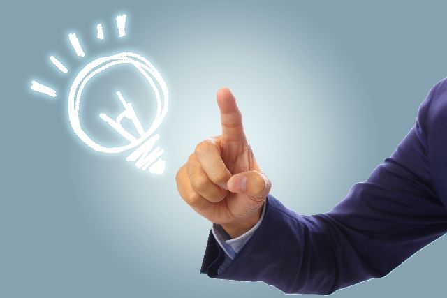 人差し指と電球マーク